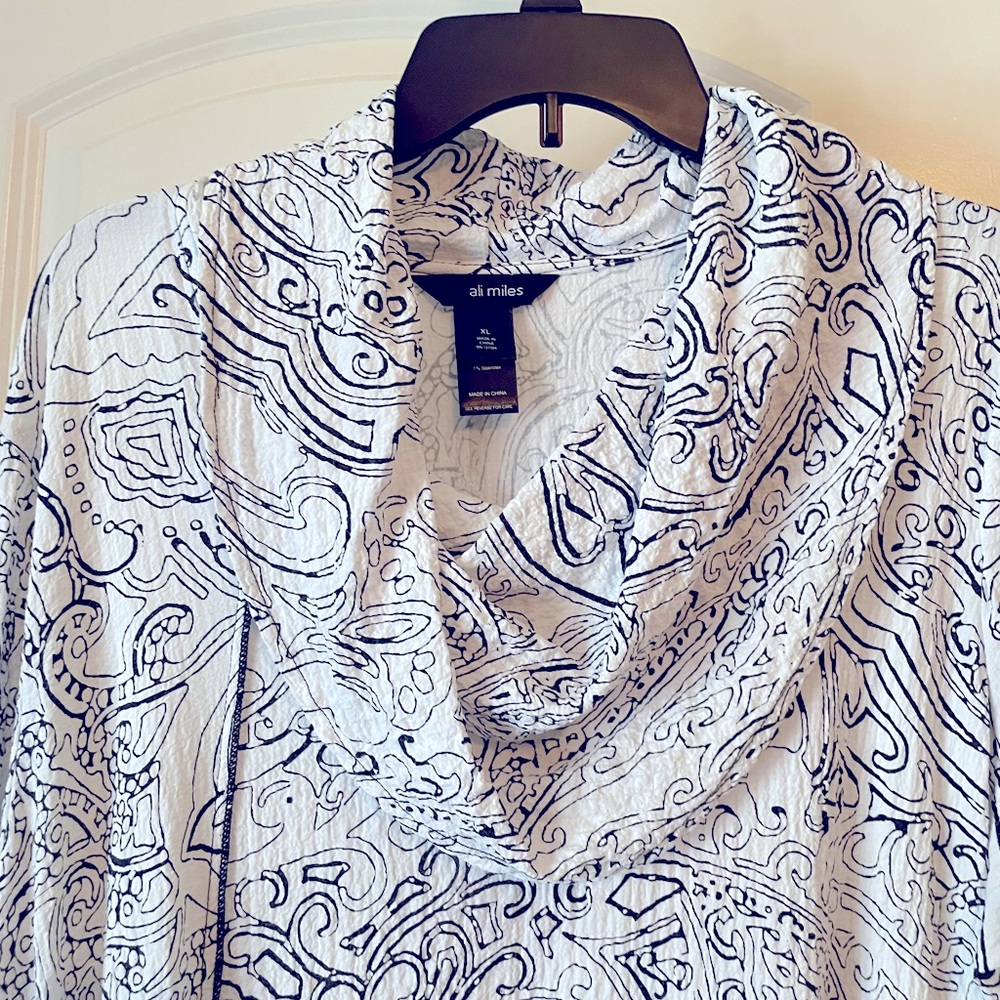 Gently worn Ali Miles top with a pocket on the bottom of the top
